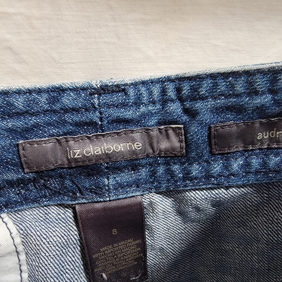 Liz Claiborne size 8 denim jean Audra shorts in great condition. - Picture 4 of 8